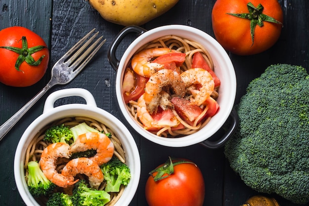 Broccoli, pomodori, gamberetti e spaghetti