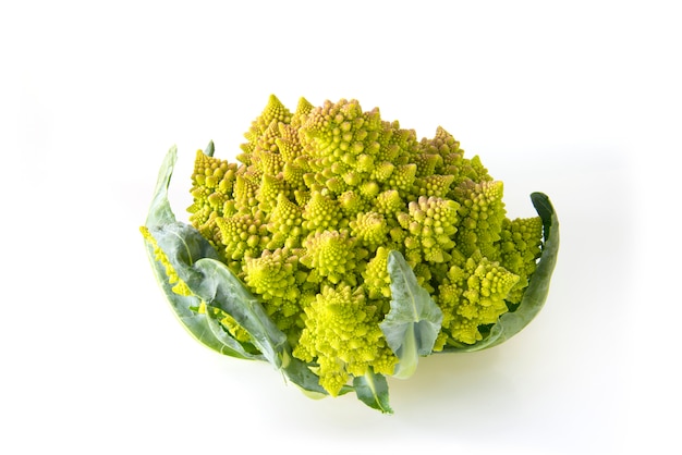 Broccoli Romanesco isolato su sfondo bianco