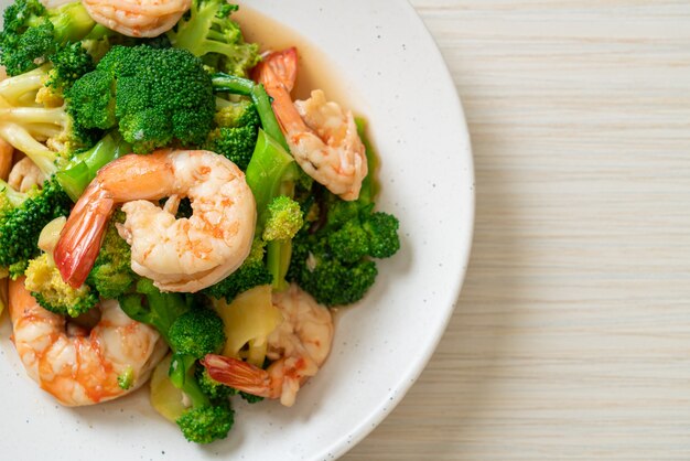 broccoli saltati in padella con gamberetti - stile di cibo fatto in casa