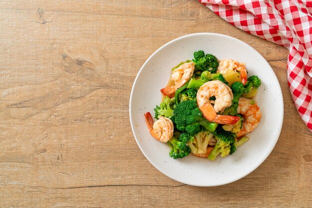 broccoli saltati in padella con gamberetti - stile di cibo fatto in casa