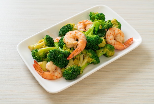 broccoli saltati in padella con gamberetti - stile di cibo fatto in casa