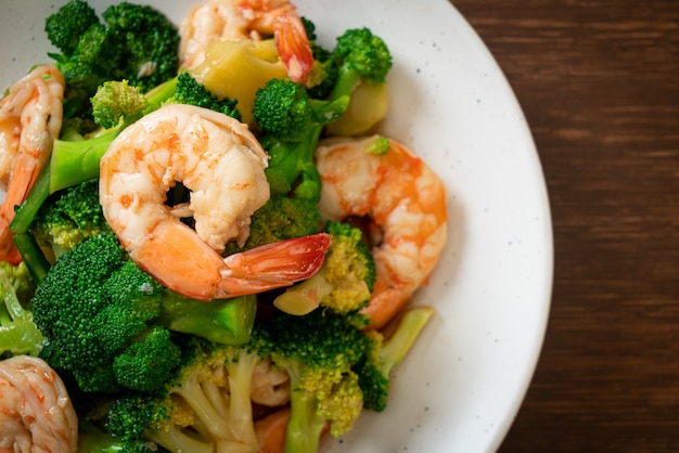 broccoli saltati in padella con gamberetti