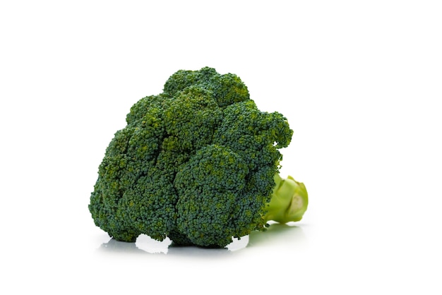 Broccoli saporiti freschi isolati