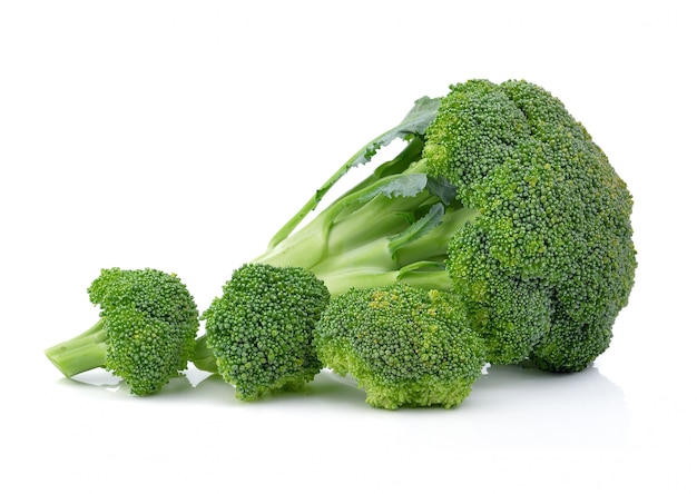 Broccoli su bianco isolato