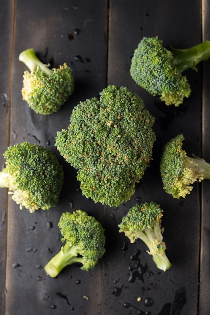 Broccoli su fondo di legno nero