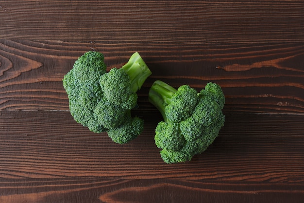 Broccoli su fondo di legno scuro