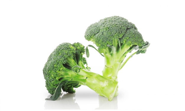 Broccoli su sfondo bianco