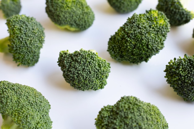 Broccoli su sfondo bianco