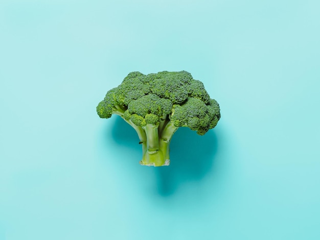 Broccoli su sfondo blu vista superiore spazio di copia