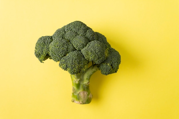 Broccoli su sfondo giallo vista dall'alto