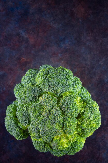 Broccoli su sfondo scuro Broccoli freschi con spazio per le copie Alimento verde sano Mangiare pulito