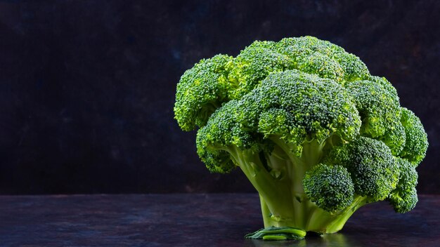 Broccoli su sfondo scuro Broccoli freschi con spazio per le copie Alimento verde sano Mangiare pulito