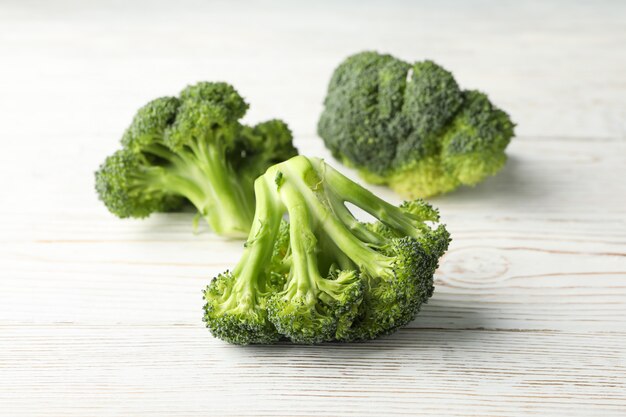 Broccoli su superficie di legno. Cibo salutare