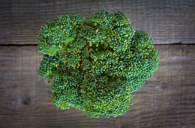 Broccoli su un legno