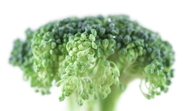 Broccoli su un primo piano bianco