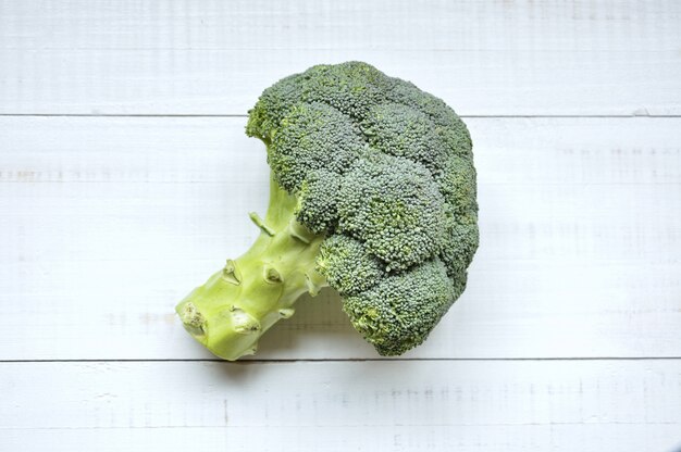 Broccoli su una tavola di legno bianca