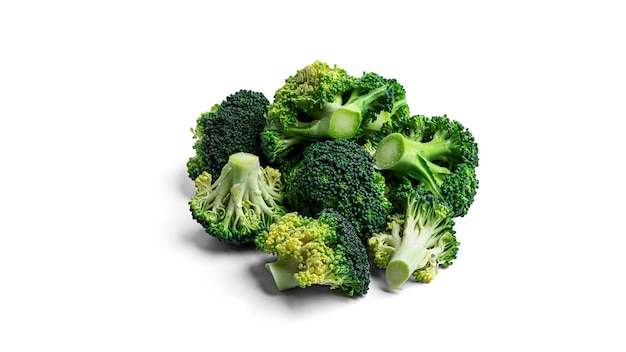 Broccoli su uno sfondo bianco