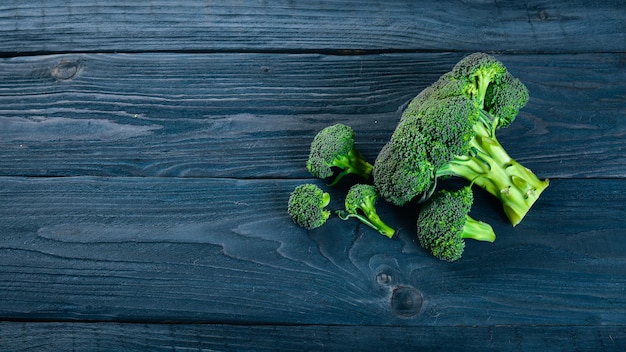 Broccoli Su uno sfondo di legno Vista dall'alto Spazio libero per il testo