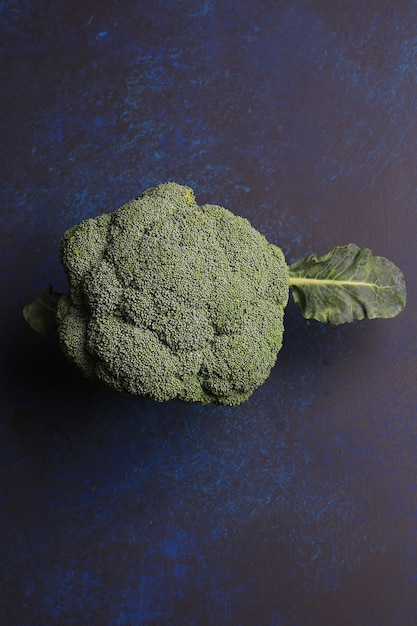 Broccoli su uno sfondo scuro Vista dall'alto