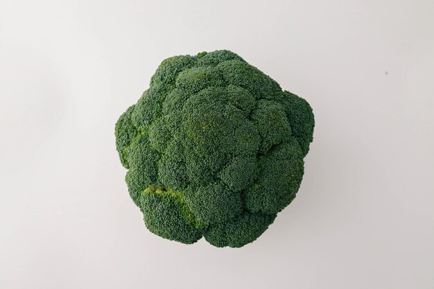 Broccoli succosi isolati su sfondo bianco
