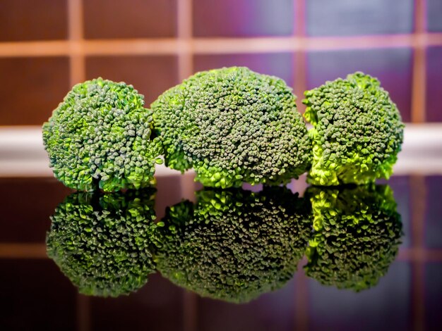 Broccoli sul tavolo della cucina