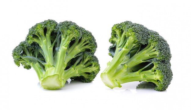 Broccoli sulla superficie bianca