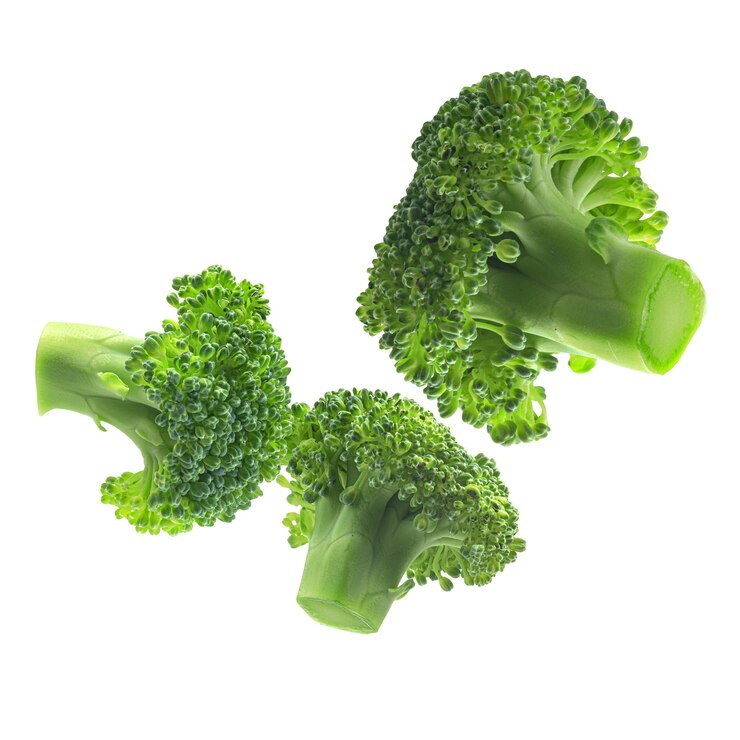 Foto broccoli verdi che levitano su uno sfondo bianco