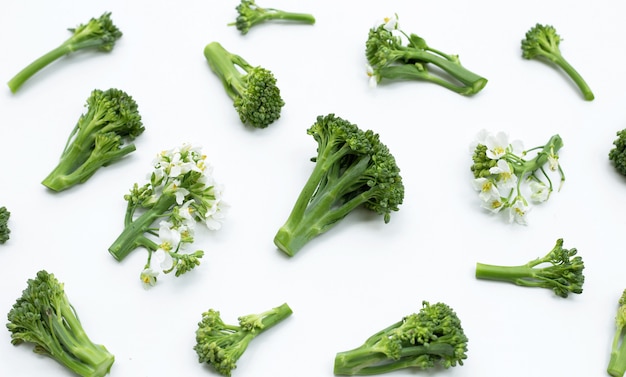 Broccoli verdi del bambino con il fiore del cavolo cinese su bianco