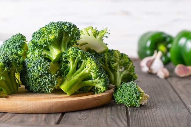 Broccoli verdi del taglio fresco sul tavolo da cucina di legno. Ingredienti vegetariani