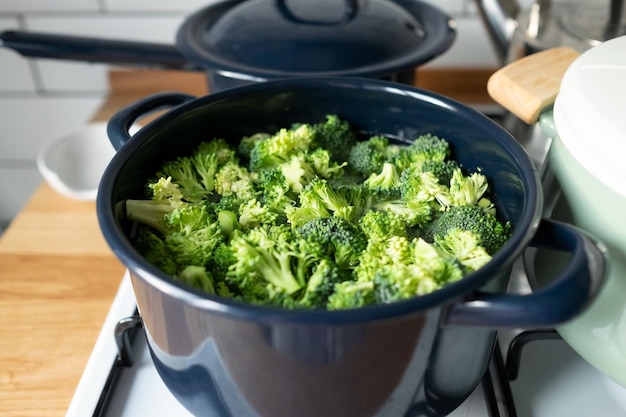 Broccoli verdi freschi bolliti pronti per insalata verde