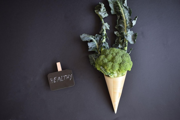 Broccoli verdi freschi in un cono di legno