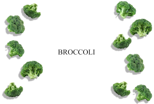 Broccoli verdi freschi isolati su sfondo bianco con iscrizione broccoli e copia spazio per testo o immagini Vista dall'alto del primo piano vegetale