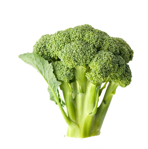 Broccoli verdi freschi isolati sulla tabella bianca.