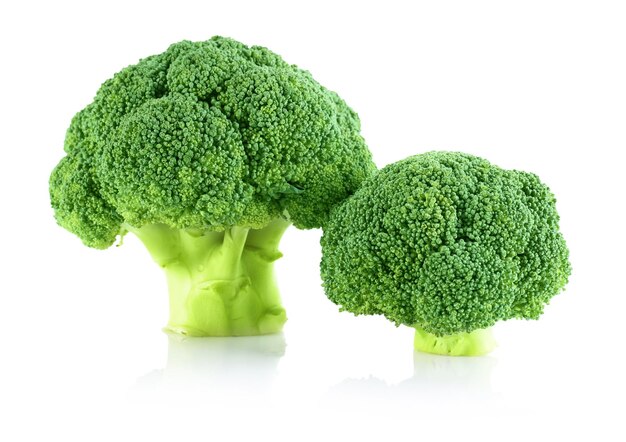 Broccoli verdi freschi su fondo bianco