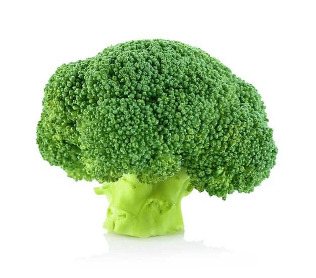 Broccoli verdi freschi su sfondo bianco