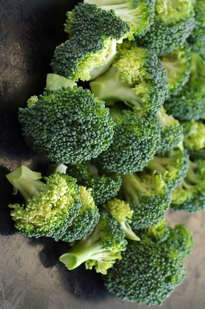 Broccoli verdi freschi su sfondo nero