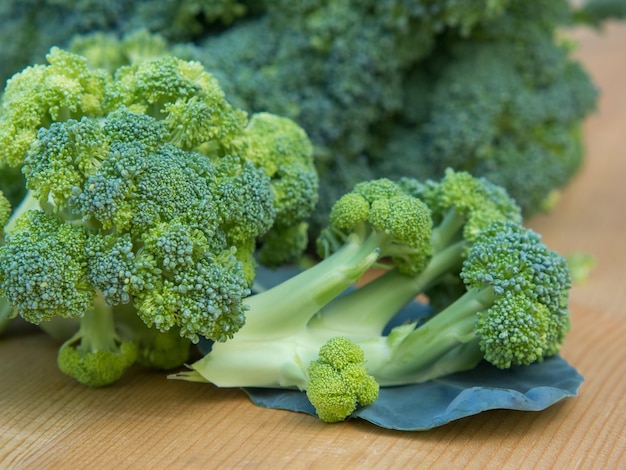 Broccoli verdi freschi su un vecchio tavolo di legnoVerdure per dieta e cibo sanoCibo biologico