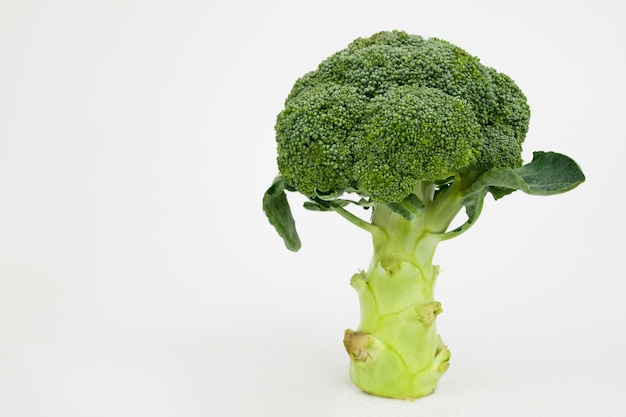 Broccoli verdi isolati di verdure su bianco. cibo salutare.