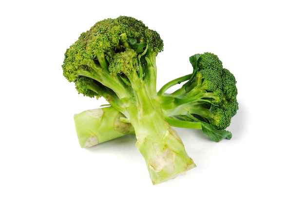 Broccoli verdi isolati su sfondo bianco