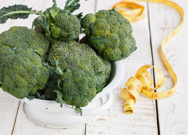 Broccoli verdi sul tavolo di legno