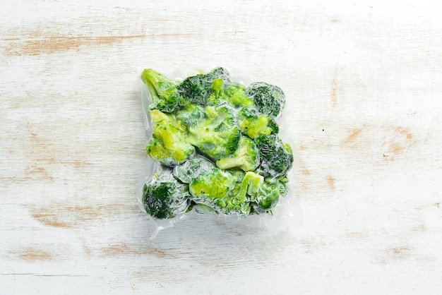 Broccoli verdi surgelati. Vista dall'alto. Spazio libero per il tuo testo.