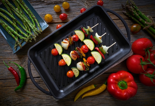 brochette alla griglia con zucchine di pomodoro cipolla pepe