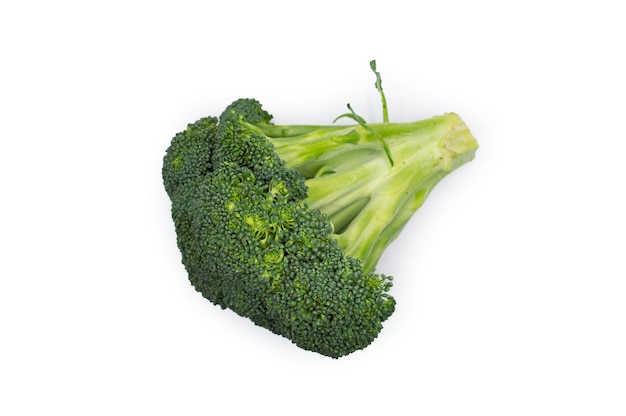 brocoli freschi isolati su fondo bianco