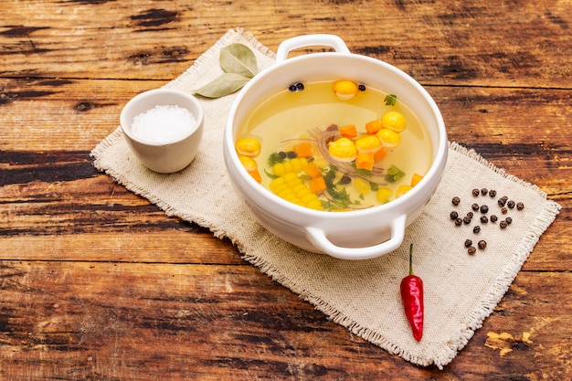 Brodo di anatra trasparente con gnocchi e verdure