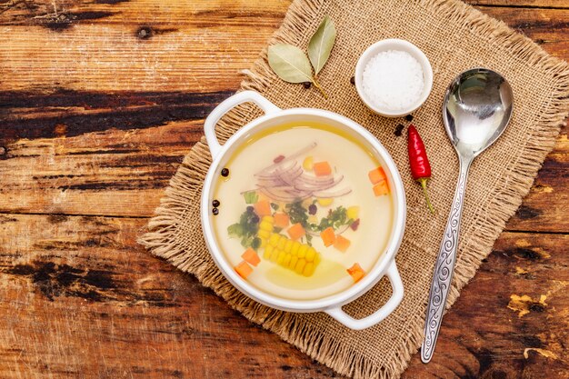 Brodo di anatra trasparente in ciotola con verdure. Brodo tradizionale, pasto sano.