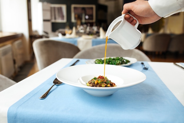 Brodo di colata nel piatto con zuppa di coda di bue