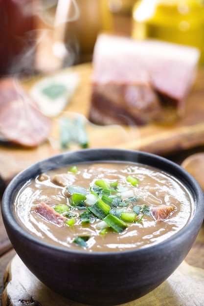 Brodo di fagioli brasiliano, crema di fagioli fatta in casa servita calda, fatta con sgabello, peperoni, verdure e pepe.