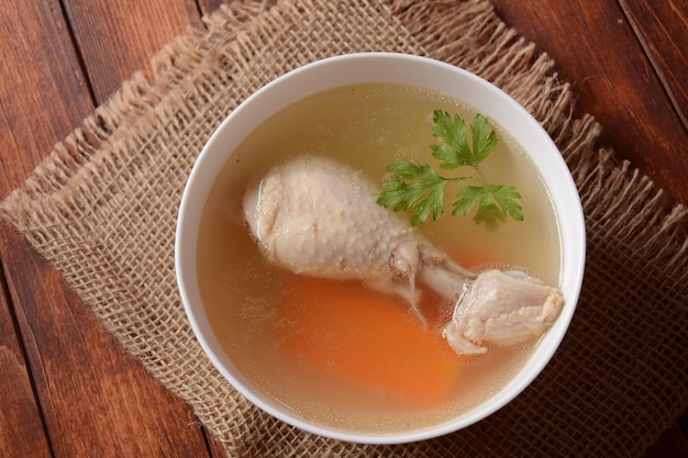 Brodo di pollo, coscia di pollo bollita.