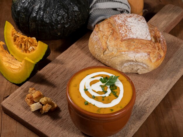 Brodo di zucca su fondo di legno.