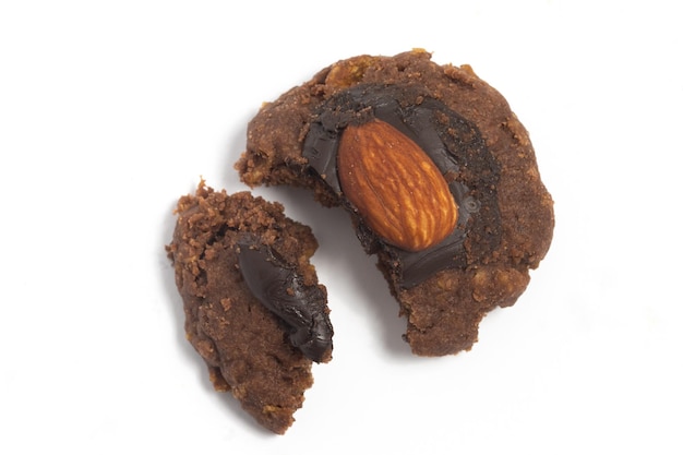 Broken di biscotti afgani fatti di cioccolato e cornflakes con mandorle in cima isolati su un fondo bianco